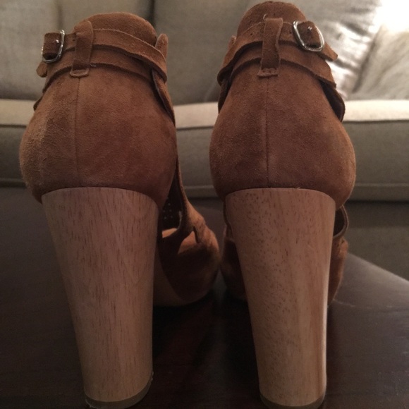 - Carmel Suede open toe shoe.  Size 8.5 - Picture 5 of 8